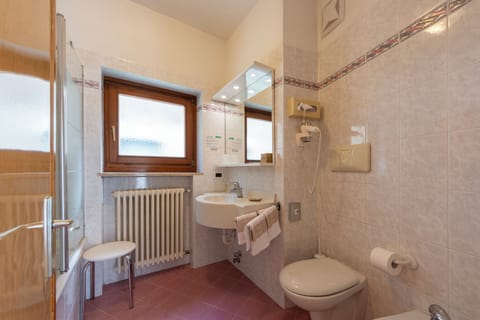 Quadruple Room | Bathroom | Free toiletries, hair dryer, bidet, towels