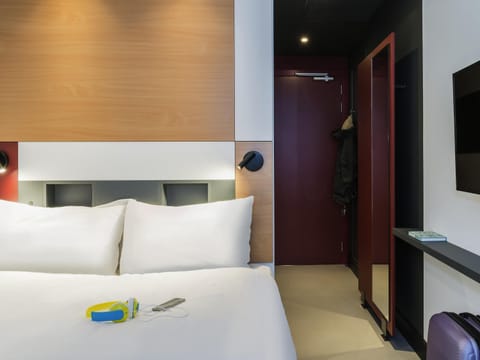 Desk, blackout drapes, soundproofing, free cribs/infant beds