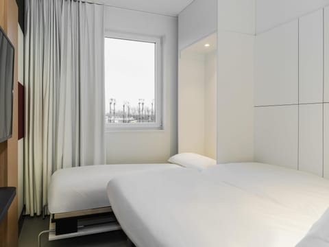 Room, 3 Twin Beds | Desk, blackout drapes, soundproofing, free cribs/infant beds