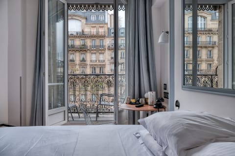 Double room with balcony and arc de triomphe view | Minibar, in-room safe, individually furnished, desk