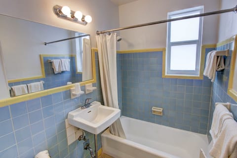Deluxe Two Beds | Bathroom | Combined shower/tub, free toiletries, hair dryer, towels
