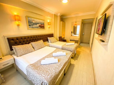 Family Room | Desk, soundproofing, free WiFi