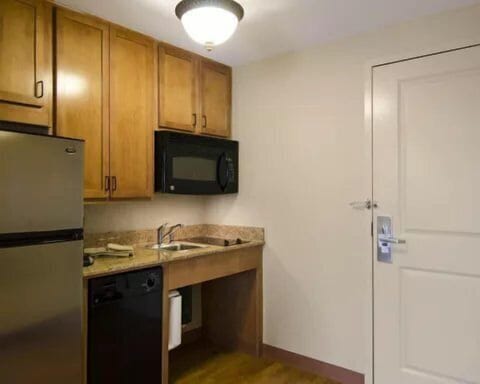 Studio Suite, Multiple Beds, Balcony | Private kitchen | Fridge, microwave, stovetop, dishwasher