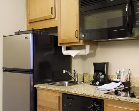 Fridge, microwave, stovetop, dishwasher