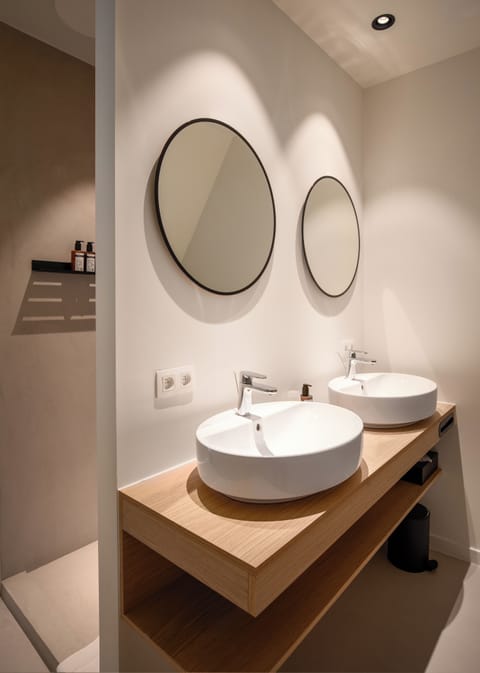 Deluxe Double Room, 1 Double Bed, Bathtub | Bathroom | Hair dryer, towels