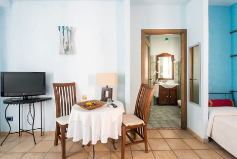 Minibar, in-room safe, individually decorated, individually furnished