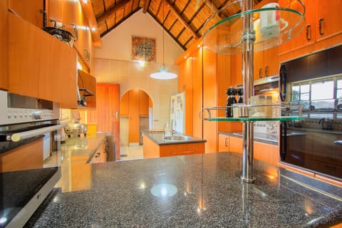 Coffee/tea maker, electric kettle