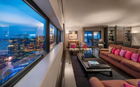 Presidential Suite, River View (Suite) | Minibar, in-room safe, desk, blackout drapes
