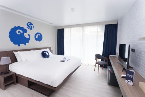 In-room safe, desk, free WiFi