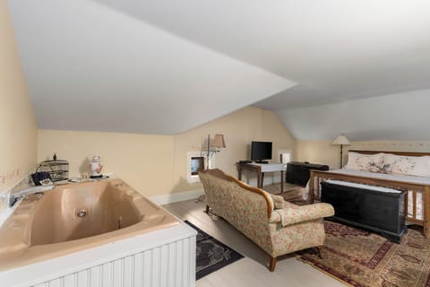 Deluxe Double Room, Private Bathroom (Room 8) | Jetted tub