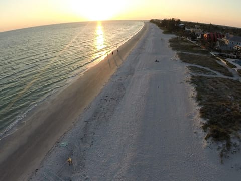 PRIVATE MILE OF RESIDENTIAL BEACHFRONT AND NO PEOPLE. DOLPHIN, SEABIRDS & YOU!