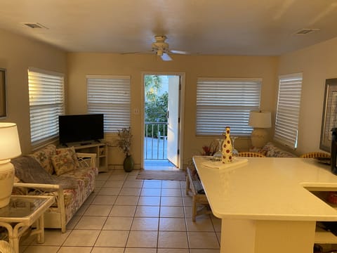 NEW LG TV, DIGITAL CABLE...WRAP AROUND BALCONY, PEOPLE WATCHING & SUNSET VIEWS !