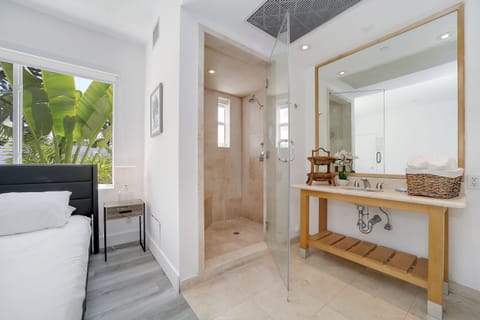 Standard Room, 1 Queen Bed, Private Bathroom (Self check-in) | Bathroom shower