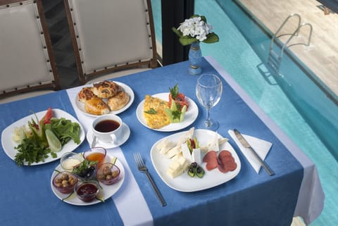 2 restaurants, breakfast, lunch served; local and international cuisine