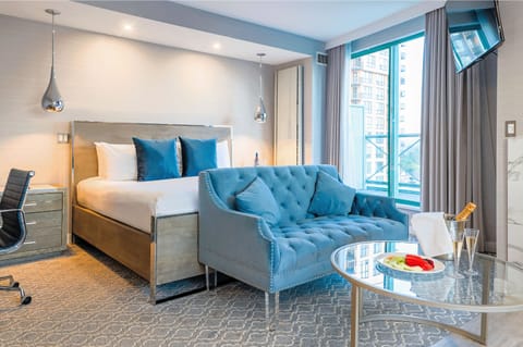 Penthouse King | Premium bedding, in-room safe, desk, laptop workspace