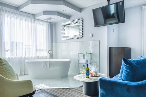 Empire Penthouse | Premium bedding, in-room safe, desk, laptop workspace