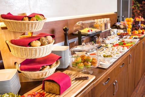 Buffet breakfast for a fee on weekdays