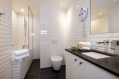Executive Double Room | Bathroom | Hair dryer, towels