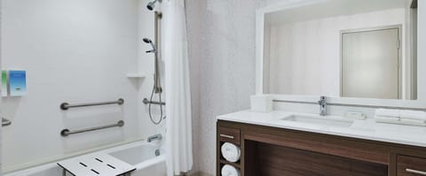 Combined shower/tub, free toiletries, hair dryer, towels