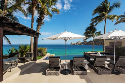 Direct, unobstructed view of the iconic Cabo Arch rock formation.