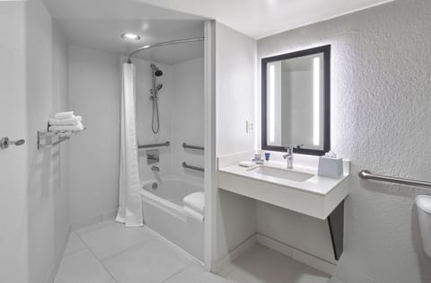 Combined shower/tub, free toiletries, hair dryer, towels