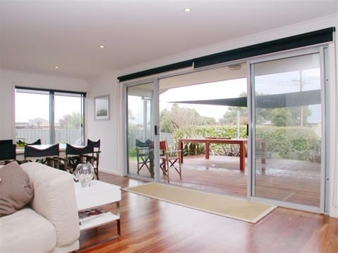 Do Drop Inn | Living area | Flat-screen TV, DVD player