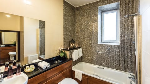 Combined shower/tub, hair dryer, towels