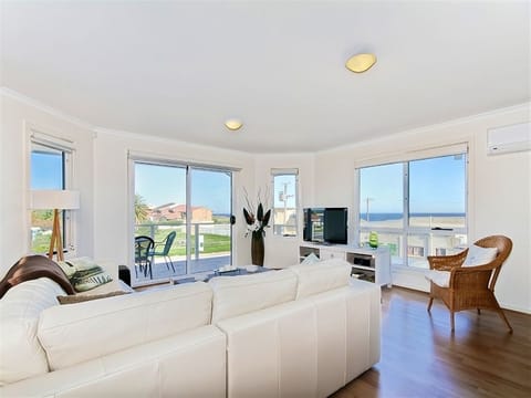 Sunset at Snapper Point | Living area | Flat-screen TV, DVD player