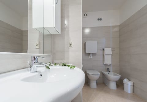 Superior Double or Twin Room, Lake View | Bathroom | Shower, free toiletries, hair dryer, bidet