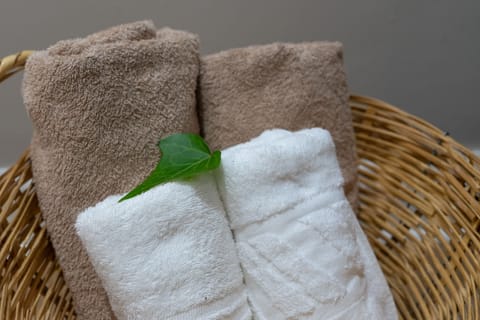 Luxury Twin/King room 4 | Bathroom amenities | Shower, free toiletries, hair dryer, bathrobes