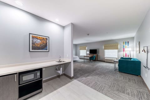 Studio, 1 King Bed, Accessible (Roll-In Shower) | In-room safe, desk, iron/ironing board, cribs/infant beds