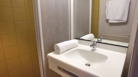 Shower, free toiletries, towels