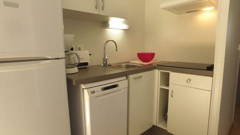 Chalet, 2 Bedrooms, Accessible (6 Personnes) | Private kitchen | Fridge, microwave, oven, stovetop