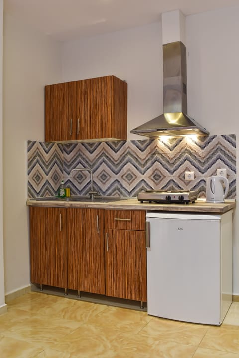 Fridge, espresso maker, coffee/tea maker, electric kettle