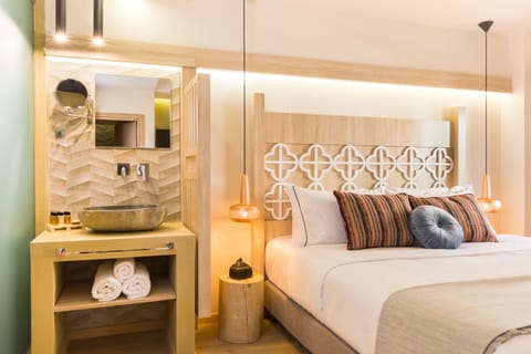 Deluxe Suite | Minibar, in-room safe, desk, blackout drapes