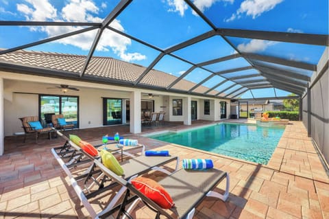 Screened Patio with lots of lounge chairs