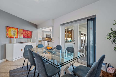 Diningroom table seats 8 people