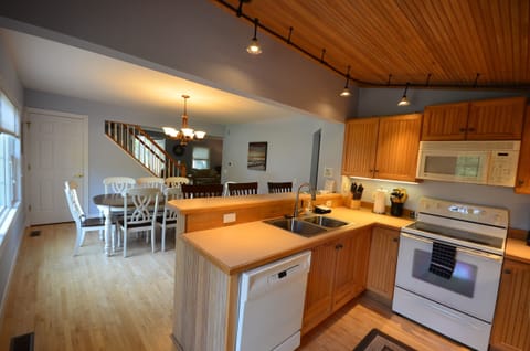 Full kitchen with dishwasher - Full kitchen with dishwasher