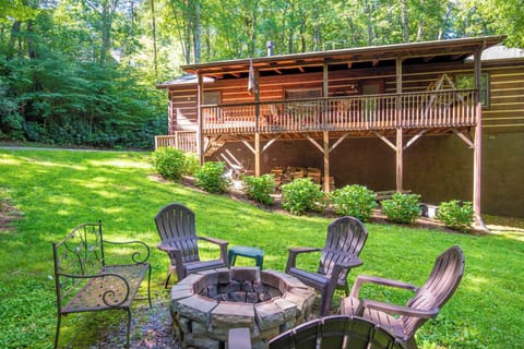Welcome to your next vacation cabin, Bear's Den, in Fleetwood NC!