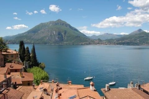 Apartment with breathtaking view over the lake, no car needed Apartment in Varenna