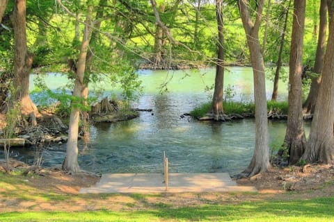 Guadalupe Riverfront, Fishing, Tubing, Rafting, Swimming, Cycling, 2 Hot Tub's, 4 Community Pool's