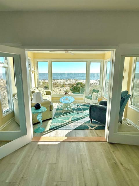 Cozy sunroom for day and night. Magnificent views!