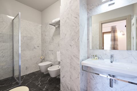 Basic Room, 1 Bedroom, Non Smoking | Bathroom | Shower, free toiletries, hair dryer, bidet