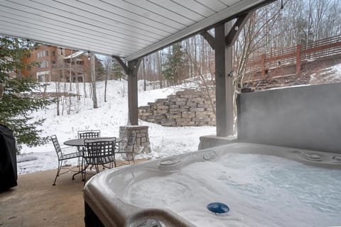 Private Hot Tub Available in All Seasons