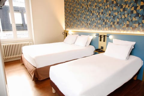 Premium bedding, desk, iron/ironing board, free cribs/infant beds