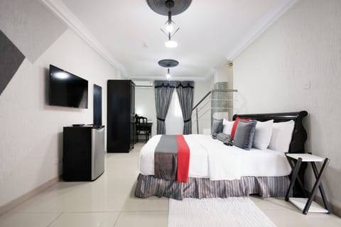 Deluxe Double Room, 1 Queen Bed, Kitchenette | Premium bedding, down comforters, pillowtop beds, minibar