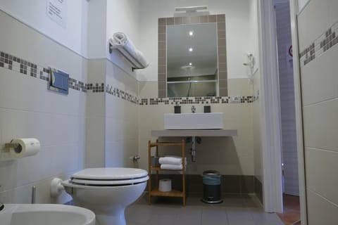 Quadruple Room, Ensuite | Bathroom | Shower, rainfall showerhead, free toiletries, hair dryer