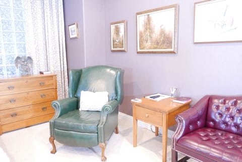 Deluxe Room, 1 King Bed | Individually decorated, individually furnished, desk, laptop workspace