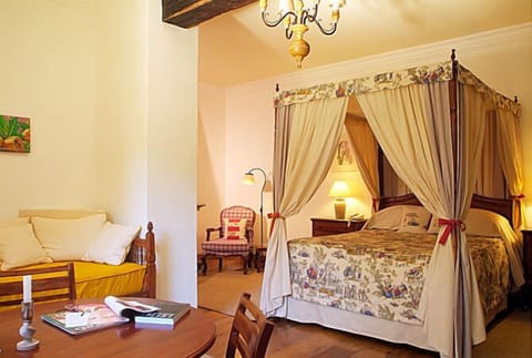 Room, 1 Double Bed, Garden View | Minibar, desk, blackout drapes, iron/ironing board