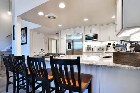 Fully stocked kitchen and 4 can fit at this breakfast bar. 